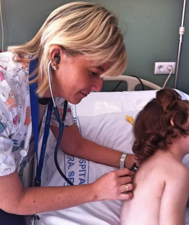 Doctora atendiendo a una ni&ntilde;a_Fotor