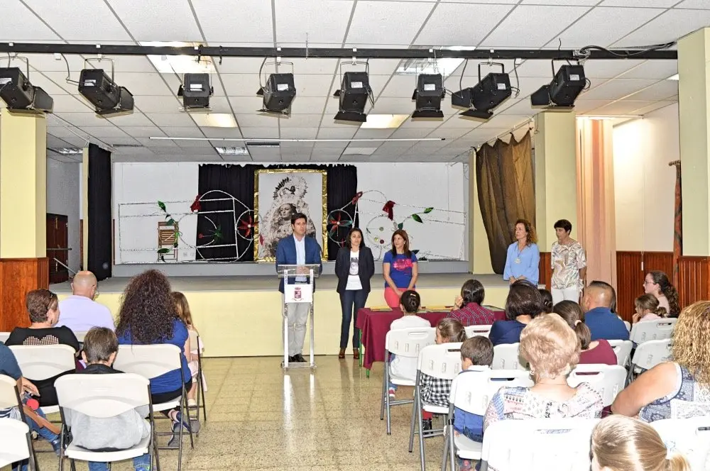 El Alcalde y la concejala de Cultura en la entrega de diplmas actividades extraescolares_Fotor