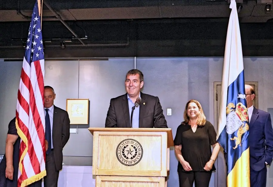 STN01. SAN ANTONIO (EE.UU.), 16/06/2018.- El presidente del Gobierno de Canarias, Fernando Clavijo (c), pronuncia un discurso en un evento con la Asociaci&oacute;n de los descendientes canarios hoy, s&aacute;bado 16 de junio de 2018, en San Antonio, Texas (EE.UU.). Clavijo destac&oacute; hoy el legado de ese archipi&eacute;lago "en un lugar tan lejano" como la ciudad de San Antonio (Texas), donde "existe una colonia que respeta las costumbres y se siente orgullosa de sus ra&iacute;ces". El mandatario, que acudi&oacute; a un acto con descendientes de canarios en el marco de la conmemoraci&oacute;n del 300 aniversario de la fundaci&oacute;n de la ciudad texana, record&oacute; que en muchas ocasiones "con el tiempo se olvidan las ra&iacute;ces", lo que provoca la p&eacute;rdida de "la identidad com&uacute;n". EFE/Jos&eacute; Miguel Pascual