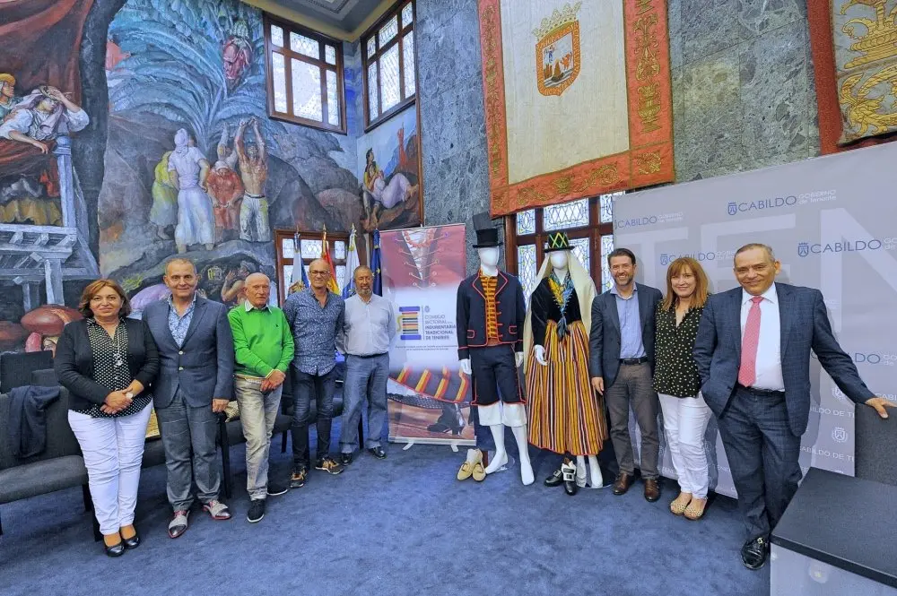 Reuni&oacute;n Consejo Vestimenta Tradicional-6 abril 2018_Fotor