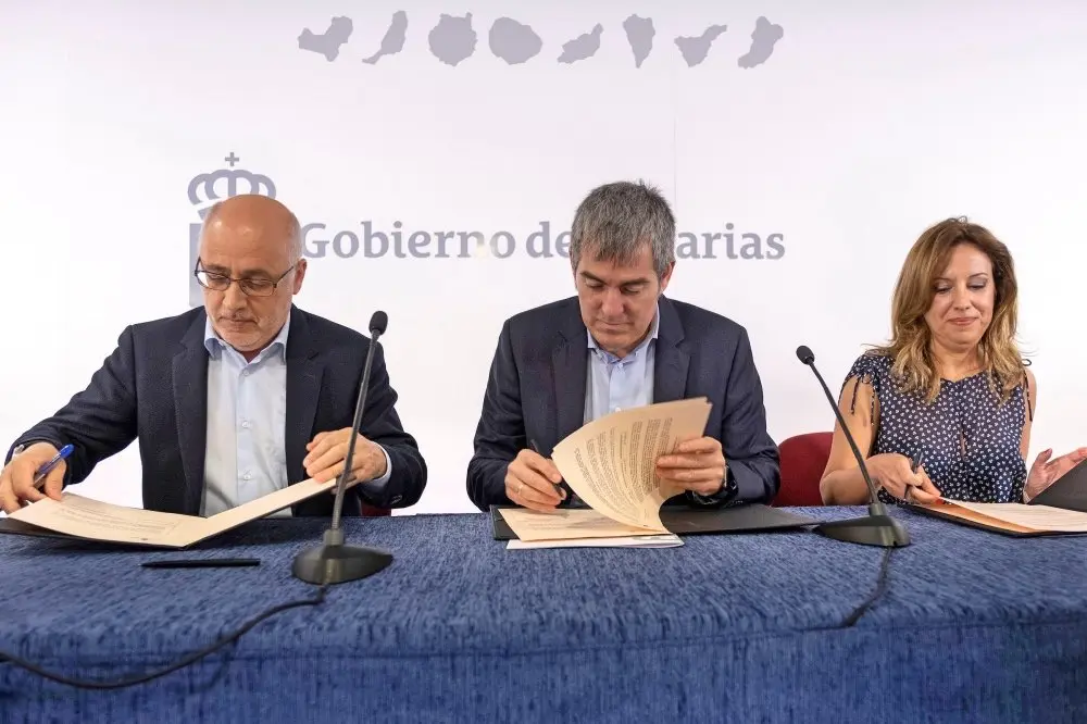 El Presidente D. Fernando Clavijo Batlle en la firma del FDCAN con el presidente del Cabildo de Gran Canaria, D. Antonio Morales a 9 de Juilo de 2018. (Foto: Arturo Rodriguez/Presidencia GobCan)


Esta fotograf&iacute;a oficial del Gobierno de Canarias es solamente para uso editorial por medios de comunicaci&oacute;n. La fotograf&iacute;a no puede ser manipulada de ninguna manera y no se puede utilizar en materiales comerciales y/o pol&iacute;ticos, publicidad, correos electr&oacute;nicos, productos, promociones que de alguna manera pueda sugerir la aprobaci&oacute;n o respaldo del Presidente, o el Gobierno de Canarias.