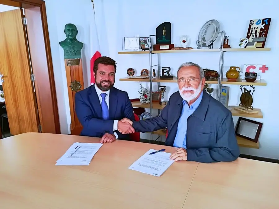 Luis Rodr&iacute;guez Neyra por GSC y Gerardo Mesa Noda por Cruz Roja, en la firma del convenio_Fotor