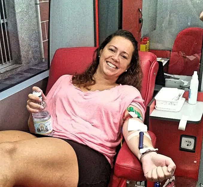 Donante sangre en la unidad m&oacute;vil_Fotor