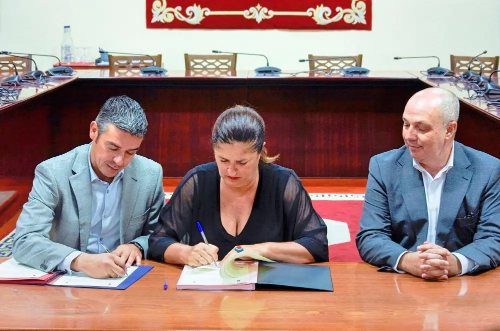 20-09-2018  El Consejero de Agricultura,Pesca y Alimentaci&oacute;n del Gobierno de Canariass Narvay Quintero y la Presidenta del Cabildo de El Hierro Belen Allende, firman un convenio para la mejora en el sistema de abastecimiento, y tratamiento de aguas/ En la imagen narvay Quintero,Belen Allende,Juan Ram&oacute;n Felipe Director General de aguas/ Enrique Tapia