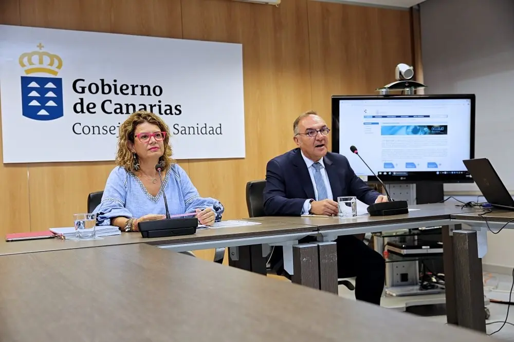 Jos&eacute; Manuel Baltar y Elizabeth Hern&aacute;ndez, durante la rueda de prensa_Fotor