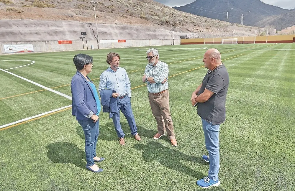 Adeje-Campo de f&uacute;tbol Fa&ntilde;ab&eacute;-Nuevo c&eacute;sped_Fotor