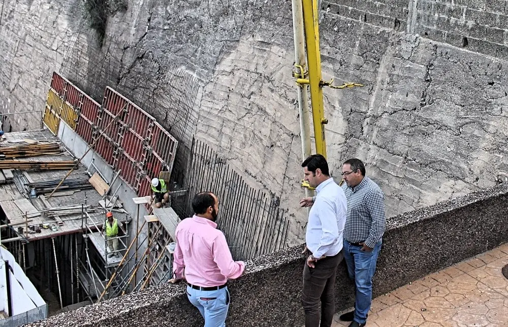Foto de la visita a las obras en el muro de contenci&oacute;n_Fotor