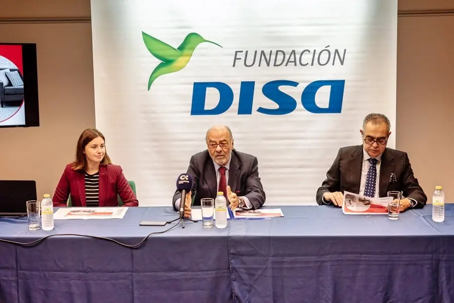 Estefan&iacute;a D&iacute;az, consultora, Raimundo Baroja, presidente de la Fundaci&oacute;n DISA, y Jos&eacute; Carlos Francisco, responsable de Corporaci&oacute;n 5_Fotor