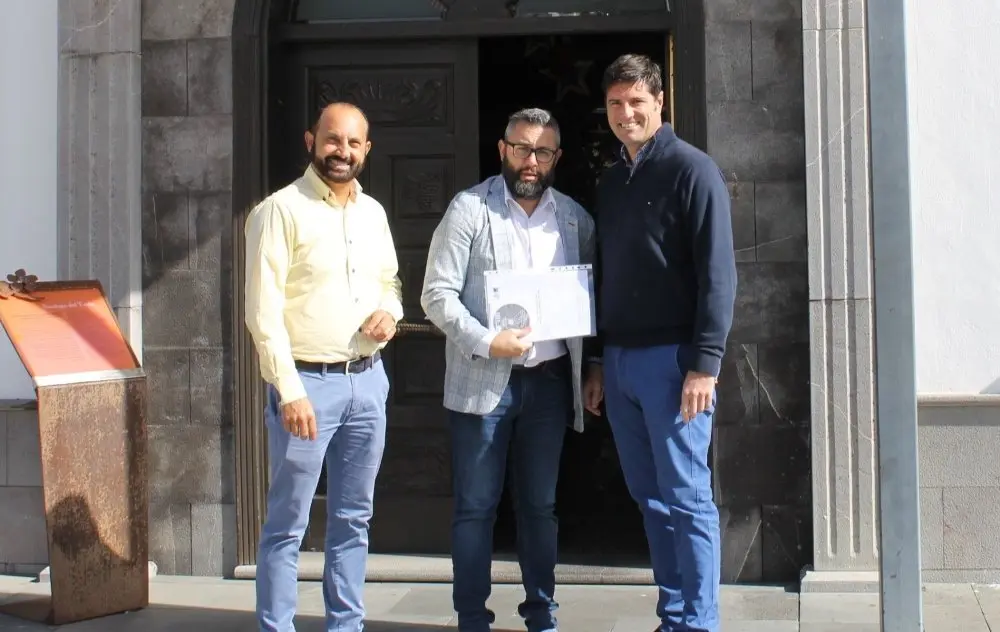 Foto de la entrega del documento redactado_Fotor