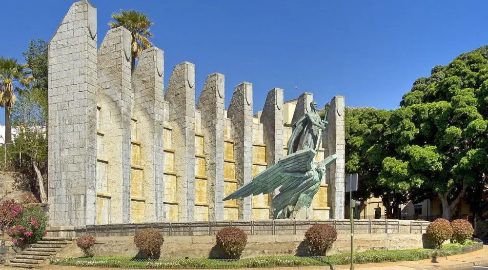 05-11-monumento-a-franco_Fotor
