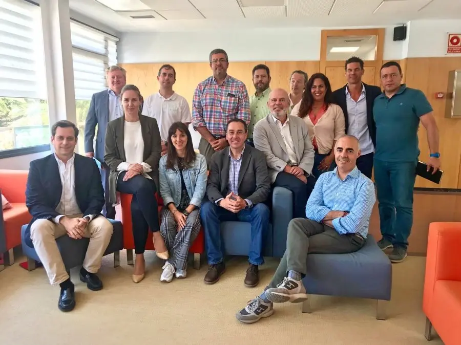 Melisa Rodr&iacute;guez junto a los participantes del encuentro de Energy Hub_Fotor