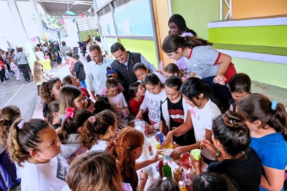 Family world CEIP colegio Chayofita_Fotor