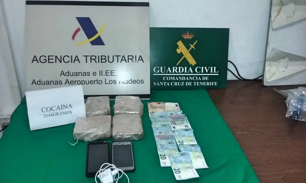Coca&iacute;na Guardia Civil INCAUTACI&Oacute;N SUSTANCIA ESTUPEFACIENTE AEROPUERTO TENERIFE NORTE_Fotor