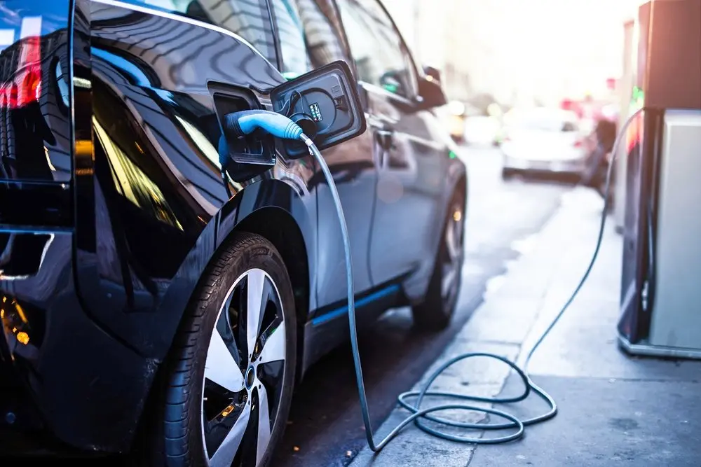 Coche el&eacute;ctrico shutterstock_548313280_Fotor