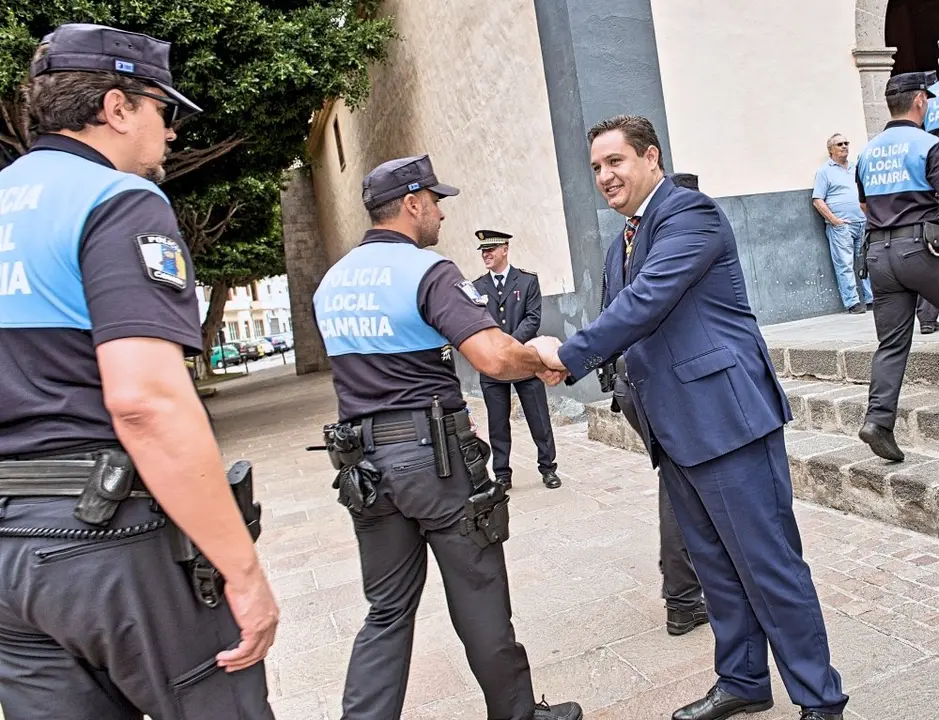 Polic&iacute;a Local Arona Mena 1_Fotor