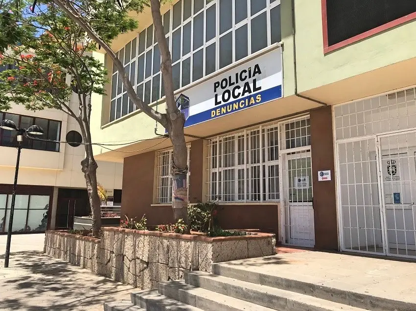 Oficina de denuncias de la polic&iacute;a local de San Isidro_Fotor