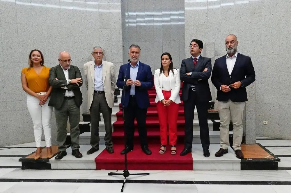 &Aacute;ngel-V&iacute;ctor-Torres-tras-la-reuni&oacute;n-sobre-conectividad-a&eacute;rea_Fotor