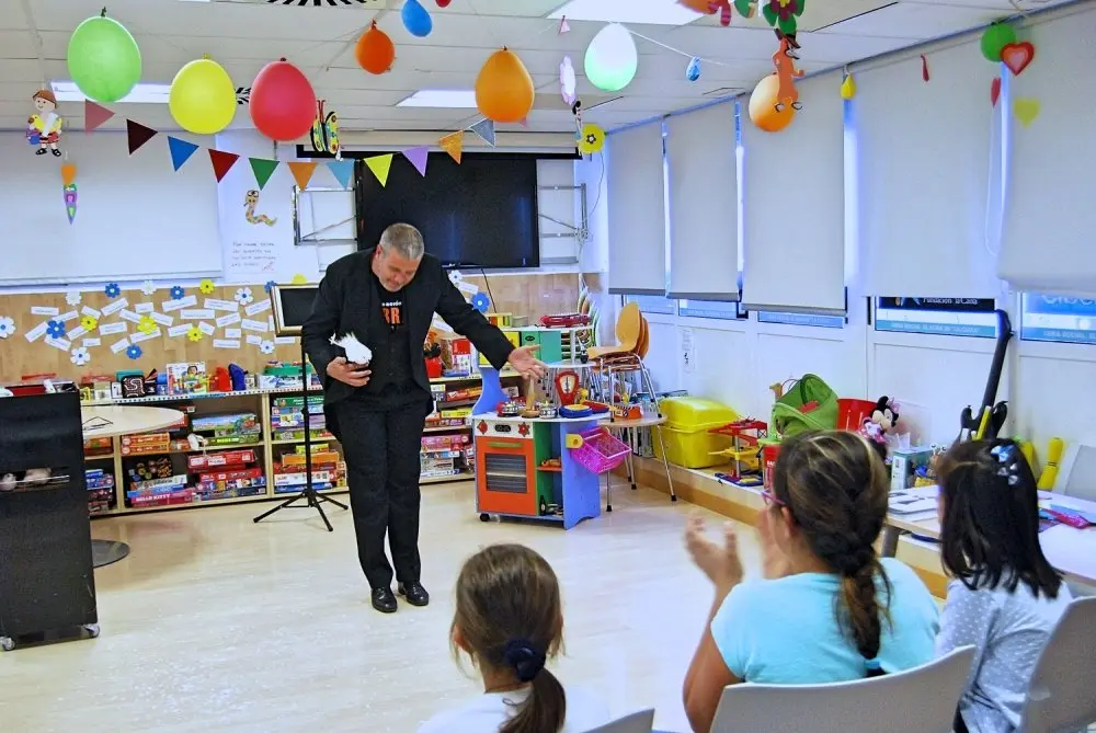 30ago Abracadabra regala magia a los ni&ntilde;os hospitalizados en el HUC_Fotor