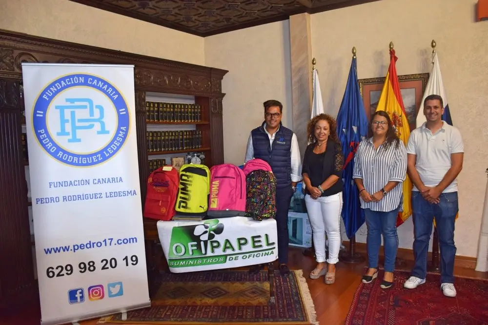 Foto de la entrega de las mochilas_Fotor