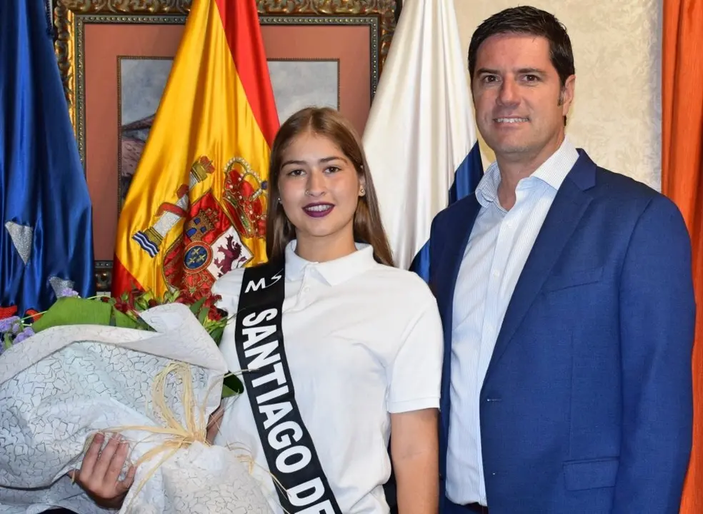 El Alcalde junto a la candidata de Santiago del Teide_Fotor