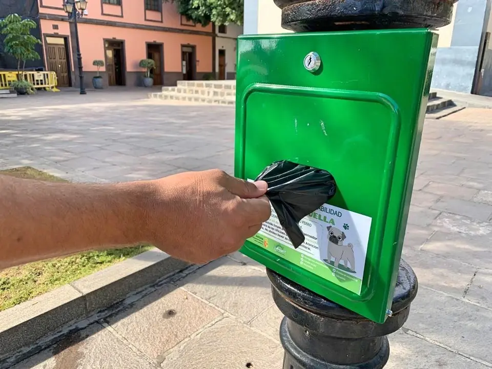 Dispensador bolsas caca perros 1_Fotor