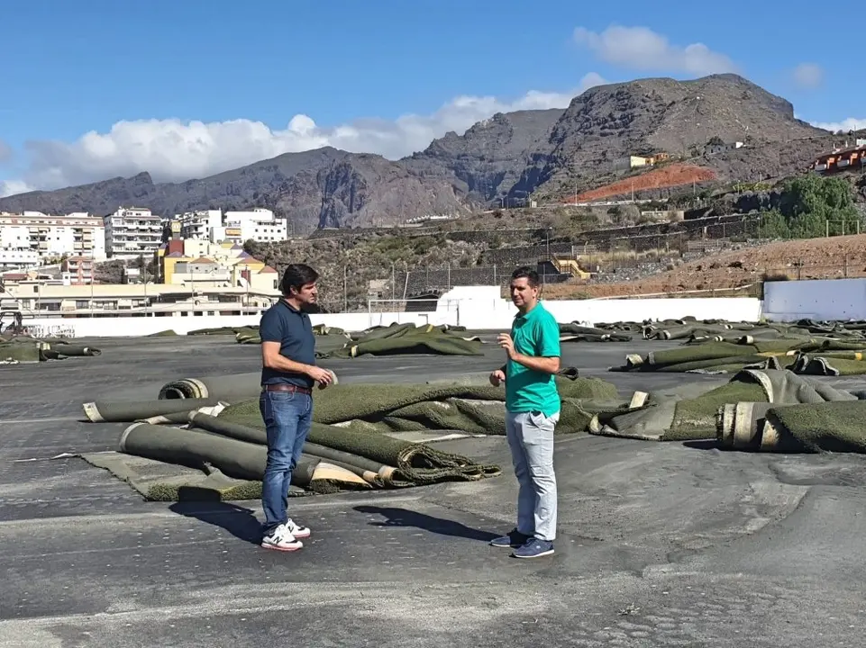 El Alcalde y el concejal de Deportes supervisando las obras_Fotor