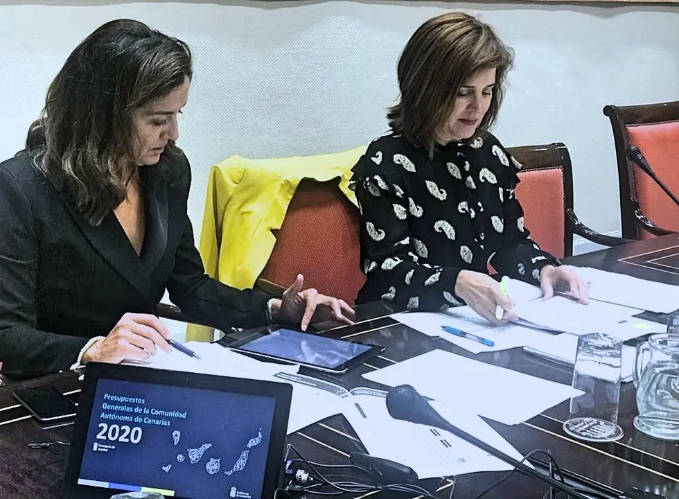 La directora del SCS y la consejera antes de la Comisi&oacute;n_Fotor