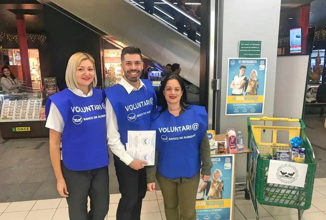 Voluntariados de la Fundaci&oacute;n DinoSol participanda en la campa&ntilde;a de recogida de alimentos 2018_Fotor
