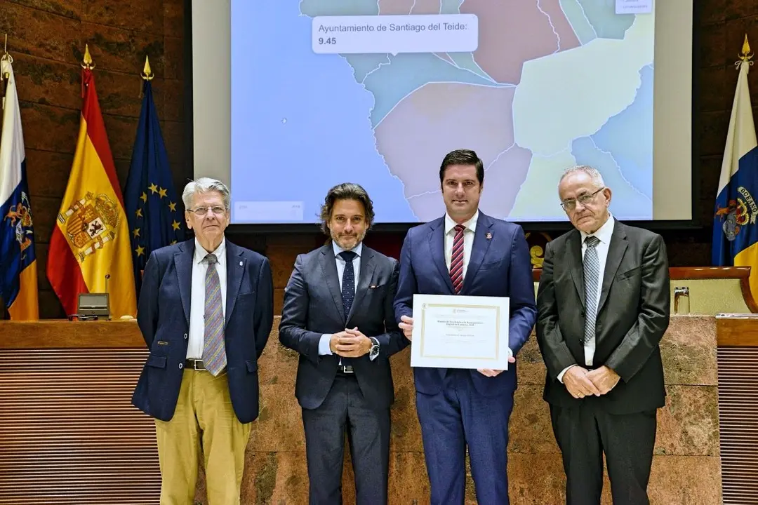 El Alcalde recogiendo el premio_Fotor
