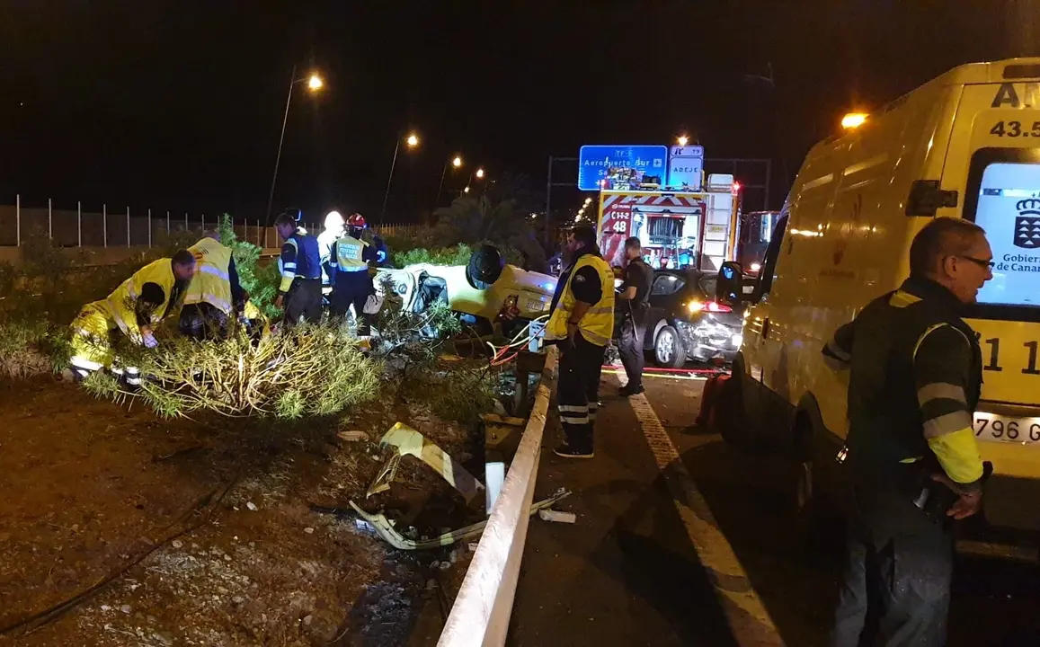 FotoBomberosTF_AccidenteAutopistaSUR8_Fotor