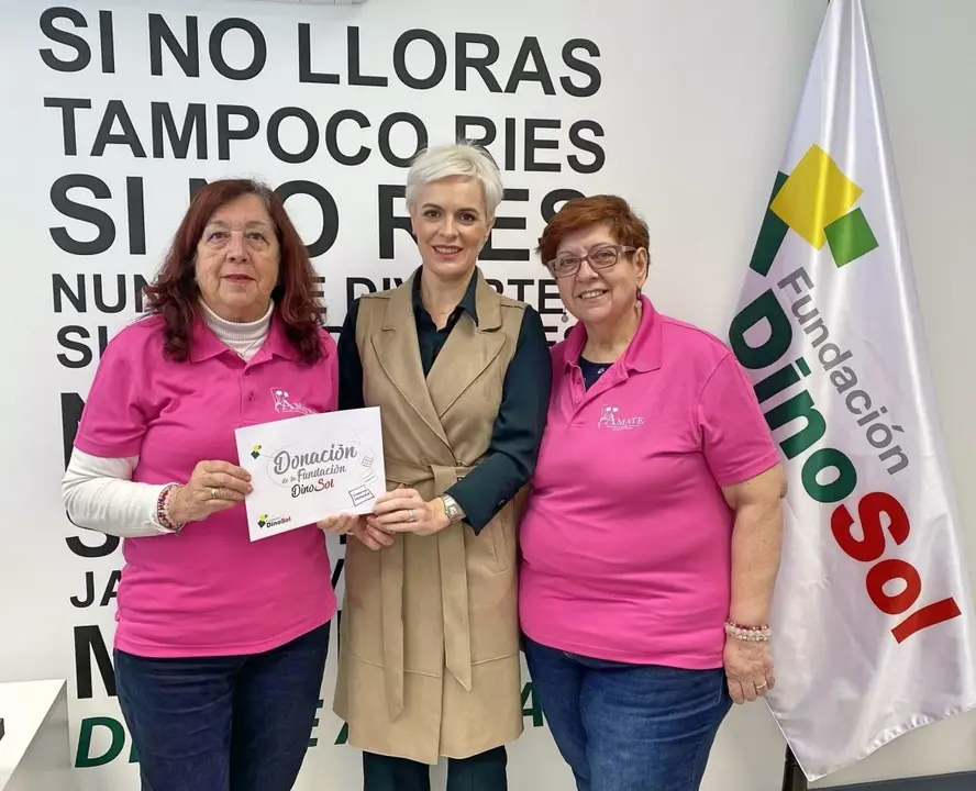 Virginia &Aacute;vila, directora de la Fundaci&oacute;n DinoSol, junto a Carmen Bonfante, presidente de AMATE, y Ascensi&oacute;n Juan, responsable de Eventos de la asociaci&oacute;n_Fotor
