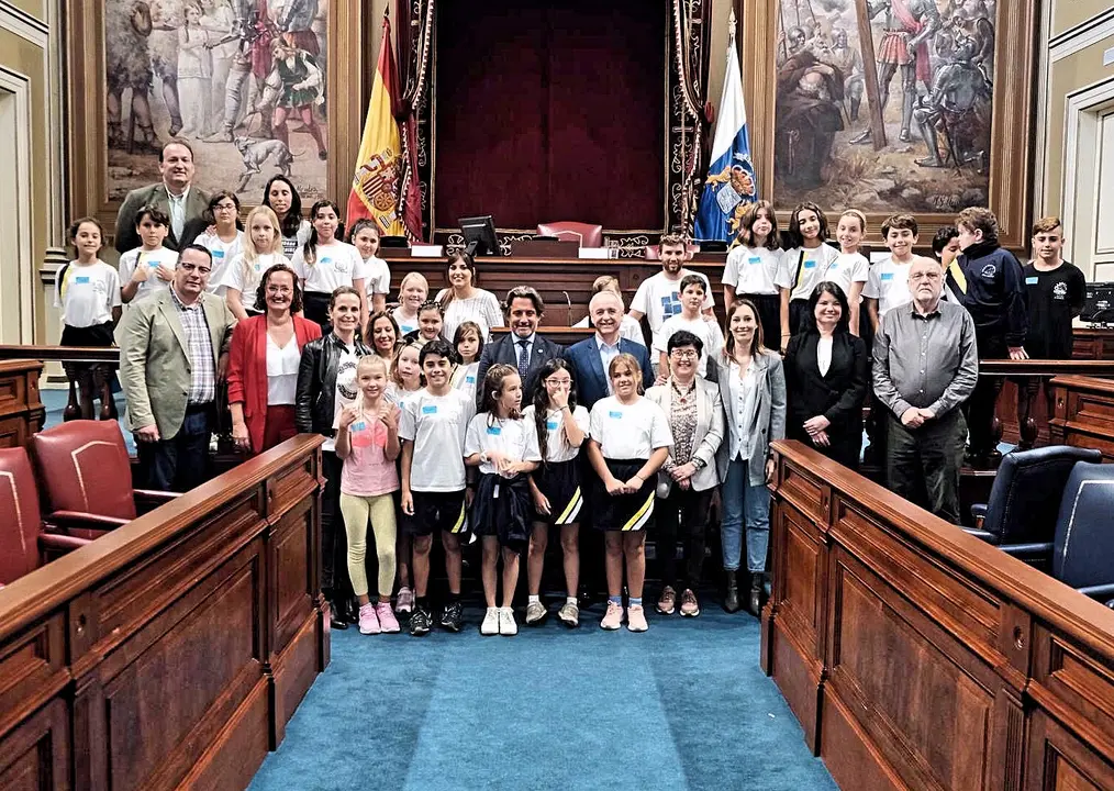 &lsquo;Diputados por un d&iacute;a&rsquo; de Aldeas Infantiles _Fotor