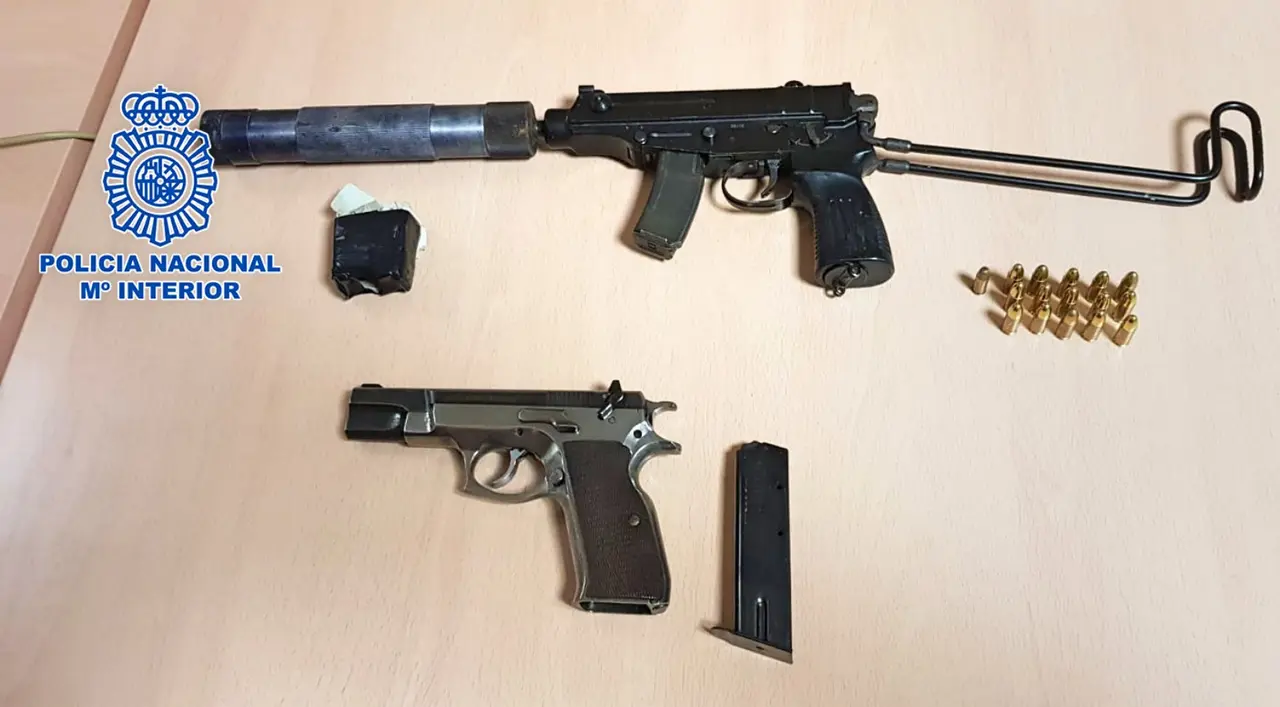 Polic&iacute;a armas 1-6_Fotor