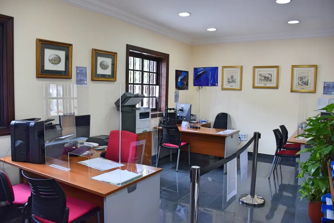 Mamparas oficina de Registro municipal_Fotor