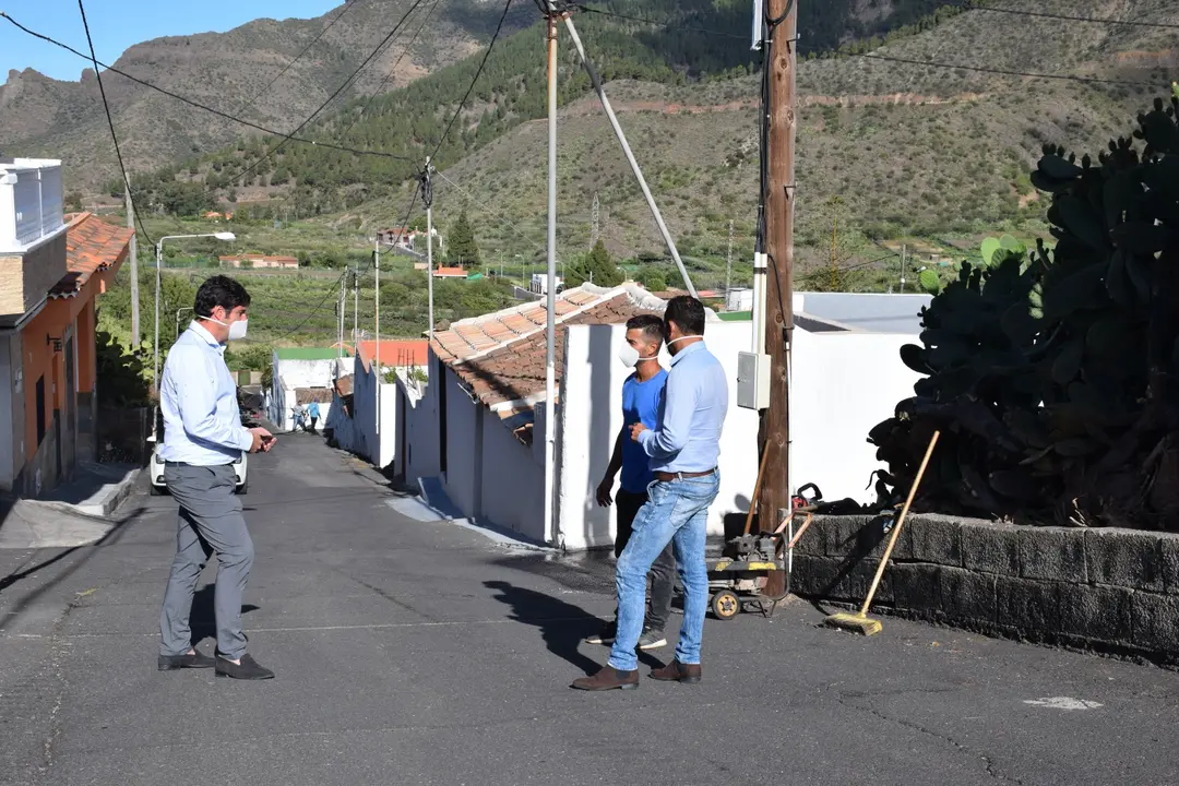 Foto del Alcalde en Valle de Arriba donde comenzaron los trabajos de asfaltado_Fotor