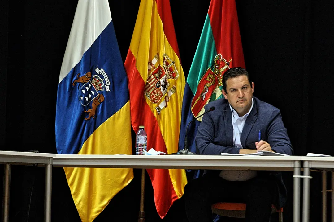 Jos&eacute; Juli&aacute;n Mena Alcalde de Arona 648_Fotor