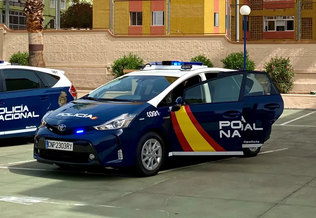 Polic&iacute;a Nacional Toyota Prius+ Veh&iacute;culo iZ_Fotor