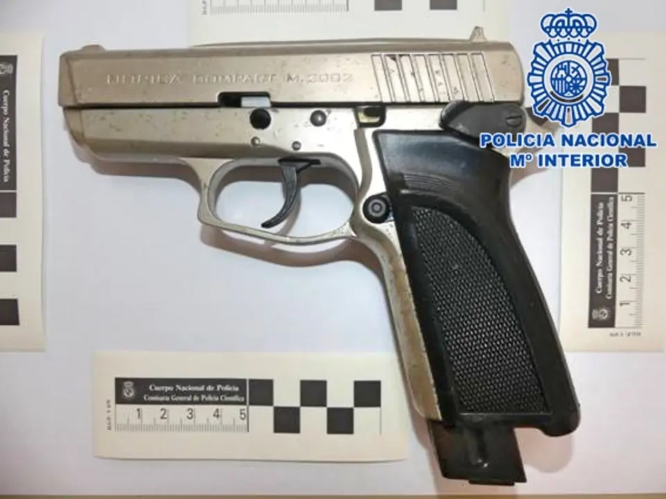 Pistola simulada Polic&iacute;a Nacional 004 (1)_Fotor