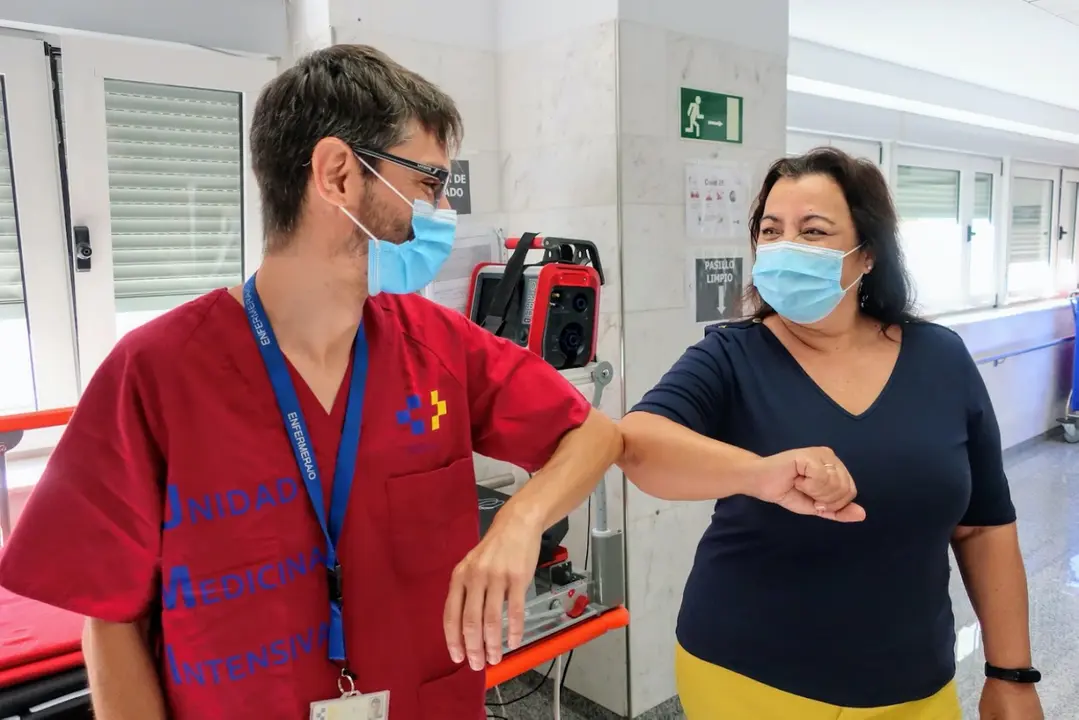 16 AGO Mar&iacute;a Rosa, ingresada en el Hospital de La Candelaria, conoce a David, su enfermero durante su ingreso en la UCI_Fotor