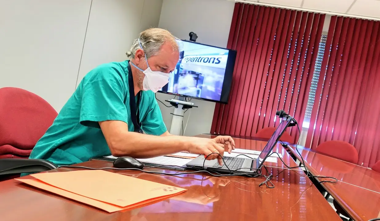 &Oacute;scar D&iacute;ez, jefe de Microbiolog&iacute;a del Hospital de La Candelaria &Oacute;scar Diez durante el encuentro virtual con los medios_Fotor