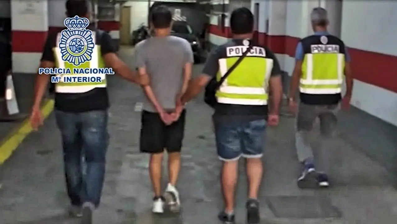 Polic&iacute;a Nacional Negacionista_Fotor