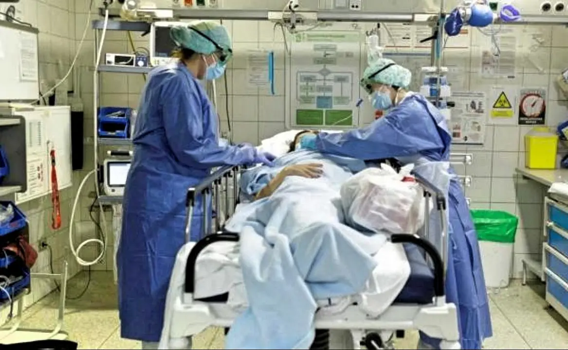 personal-de-urgencias-del-hospital-universitario-de-canarias-huc-atiende-a-una-persona-con-sintomas-por-covid-19-kTbH-U1201578486203wE-1248x770@Canarias7_Fotor