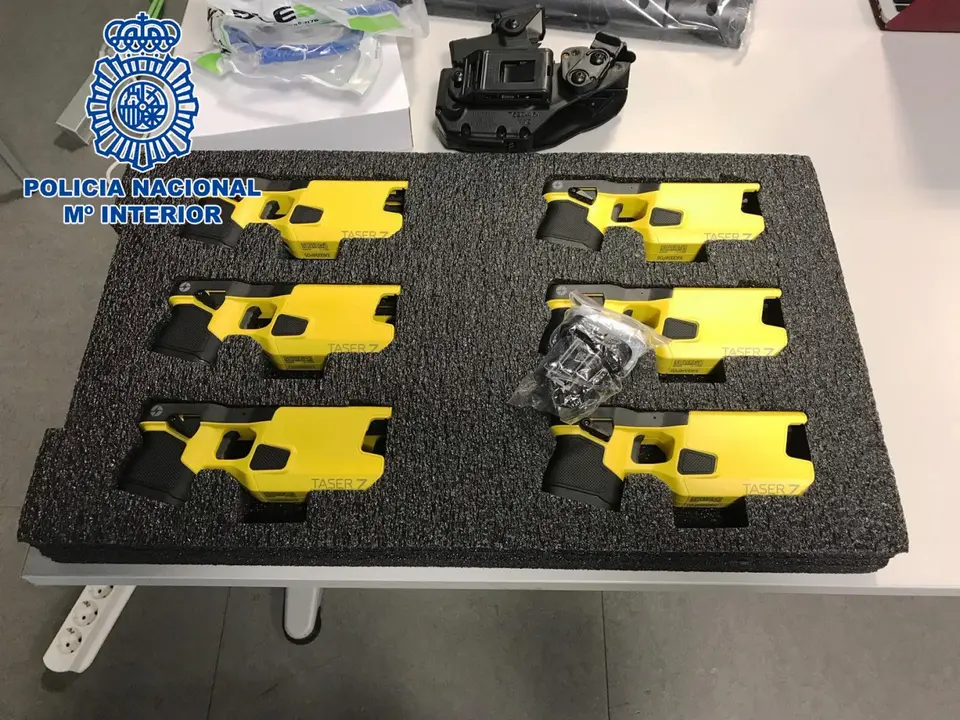 Pistolas Taser polic&iacute;a nacional _Fotor