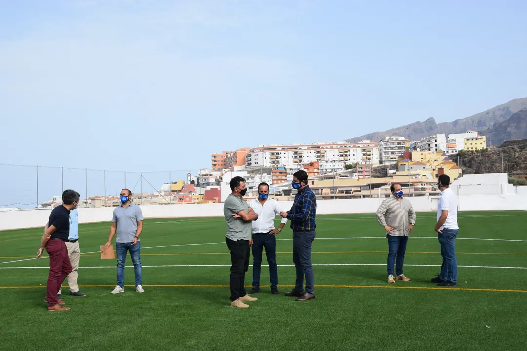El Alcalde en la recepci&oacute;n de las obras del cambio de c&eacute;sped artificial_Fotor