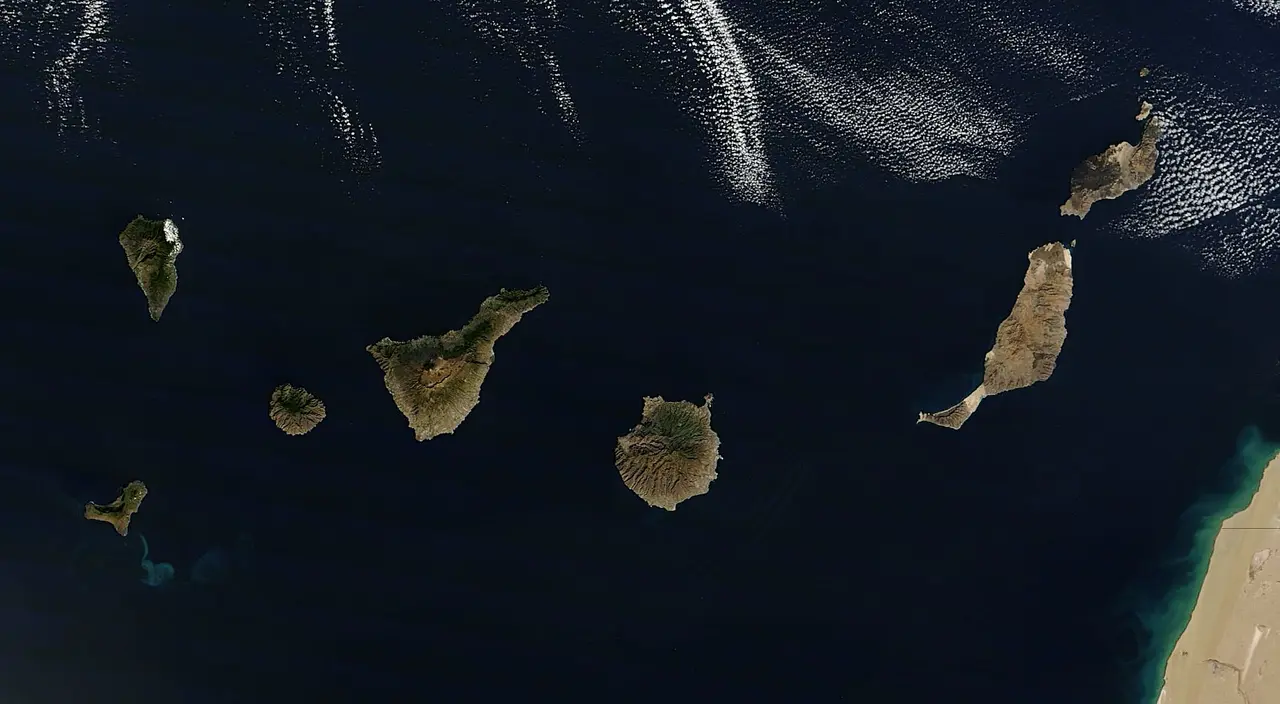 Canarias-desde-el-espacio_Fotor