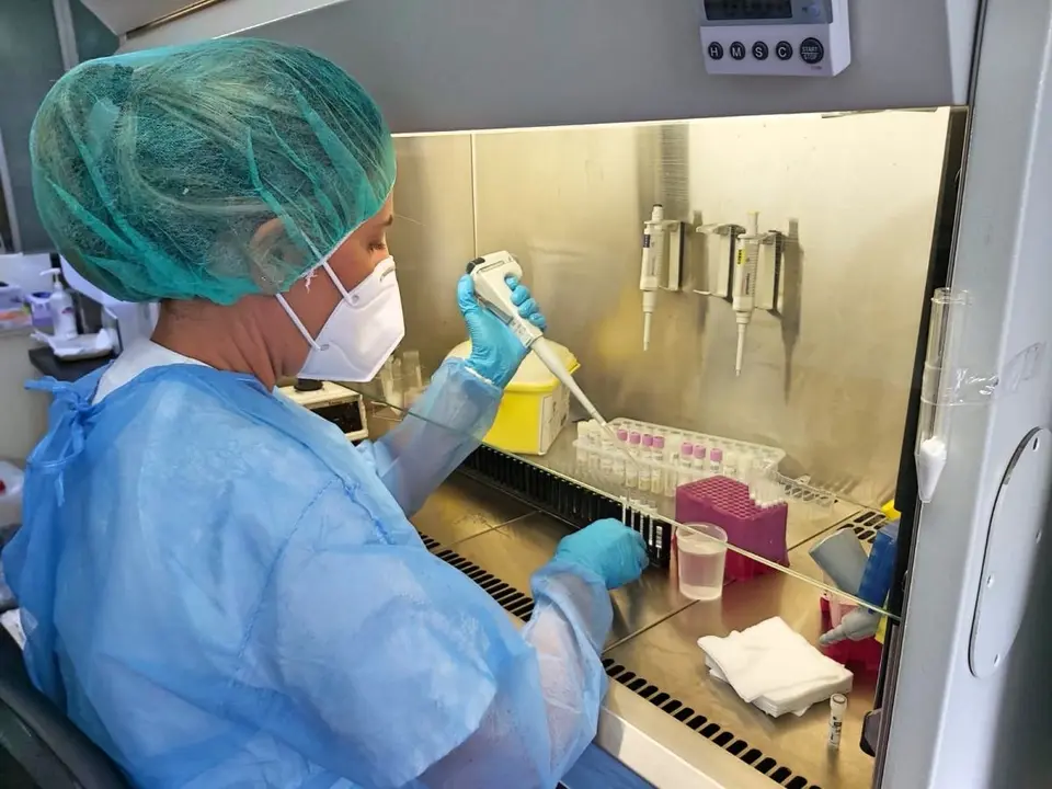 Covid Una-profesional-del-HUC-procesa-PCR-en-laboratorio-e1601456621411_Fotor