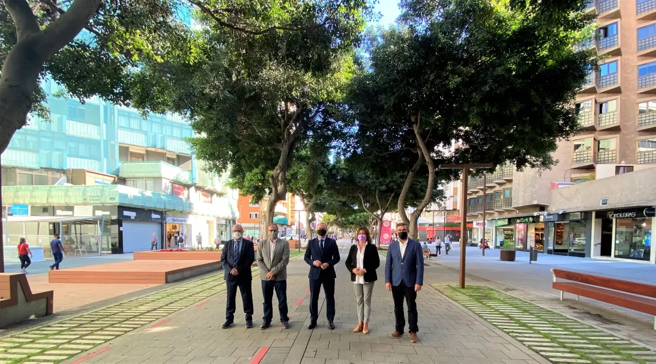 El alcalde realiza junto a varios concejales un recorrido por el nuevo bulevar de Mesa y L&oacute;pez 3_Fotor