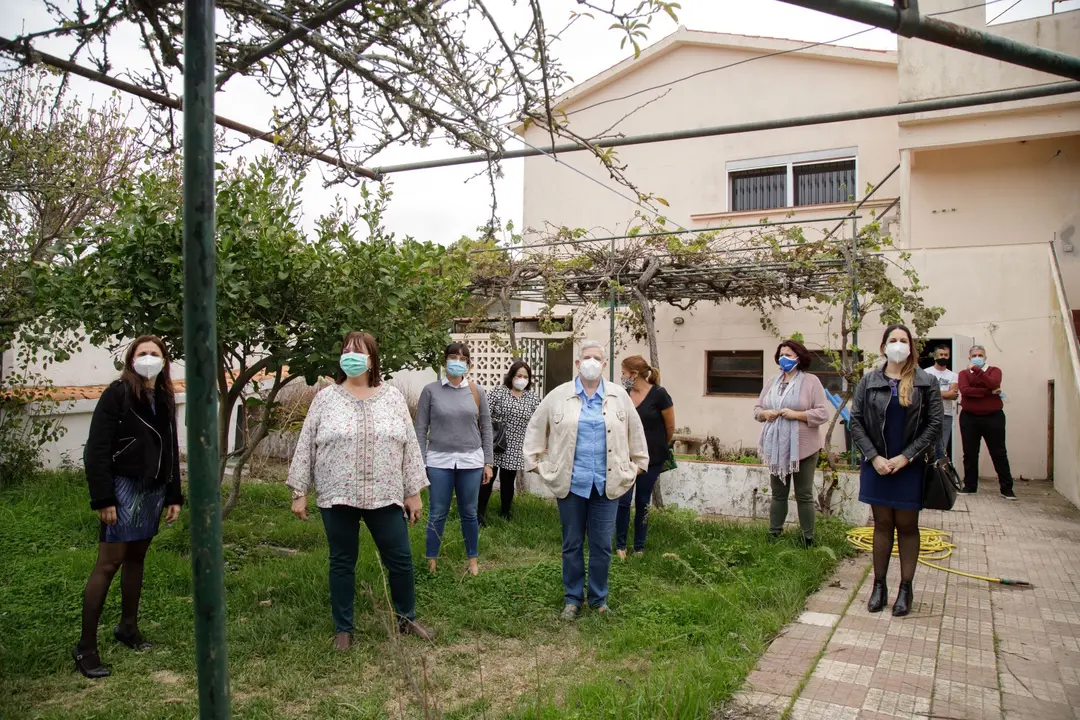 La consejera Franquet junto a representantes de Acam&aacute;n y t&eacute;nicas del IASS en una reciente visita al centro_Fotor
