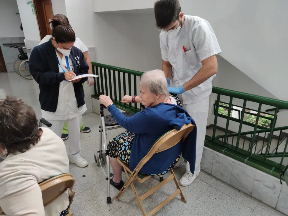 Mar&iacute;a Isabel Cruz, la primera residente vacunada Covid-19_Fotor