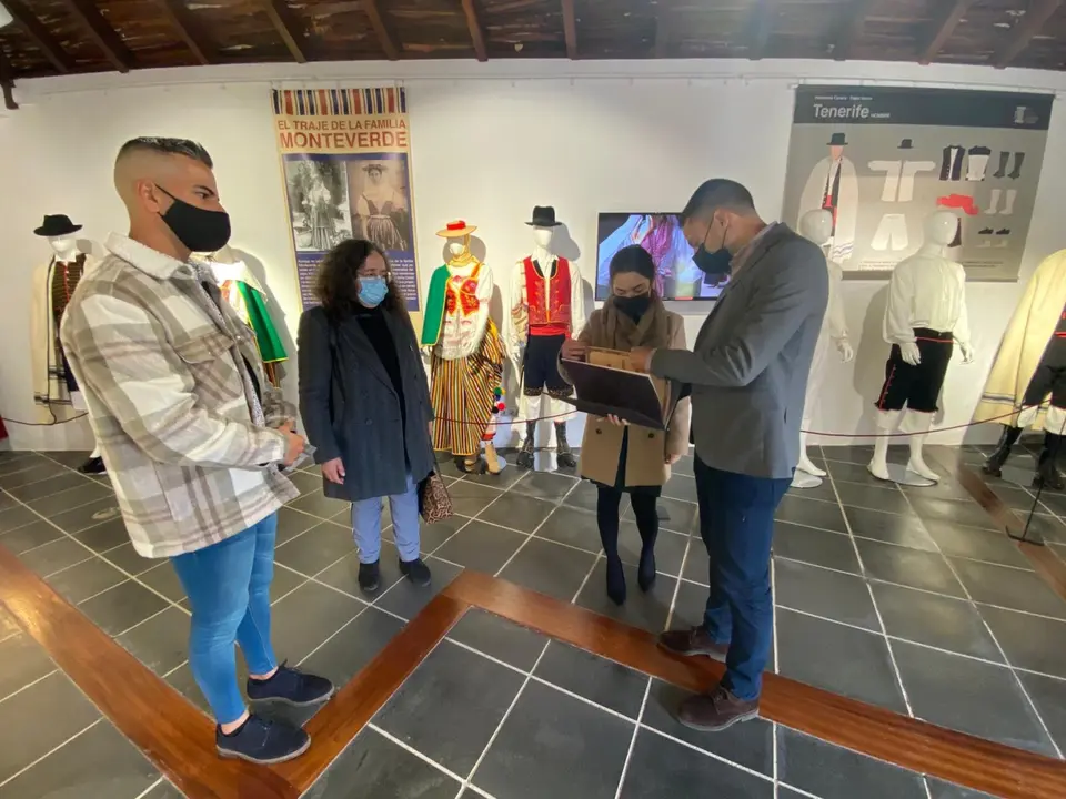 Arona Muestra trajes tipicon 2021-01-15 at 14_Fotor
